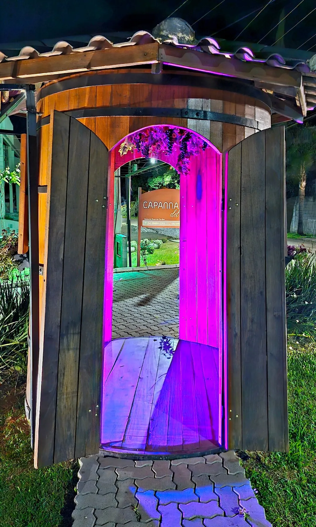 Sauna com a luz da cromoterapia acesa